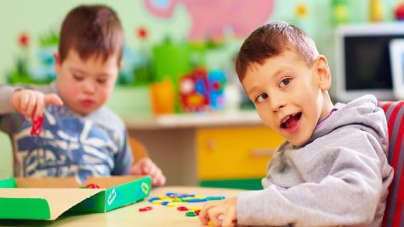 تفاوت اوتیسم و عقب ماندگی ذهنی