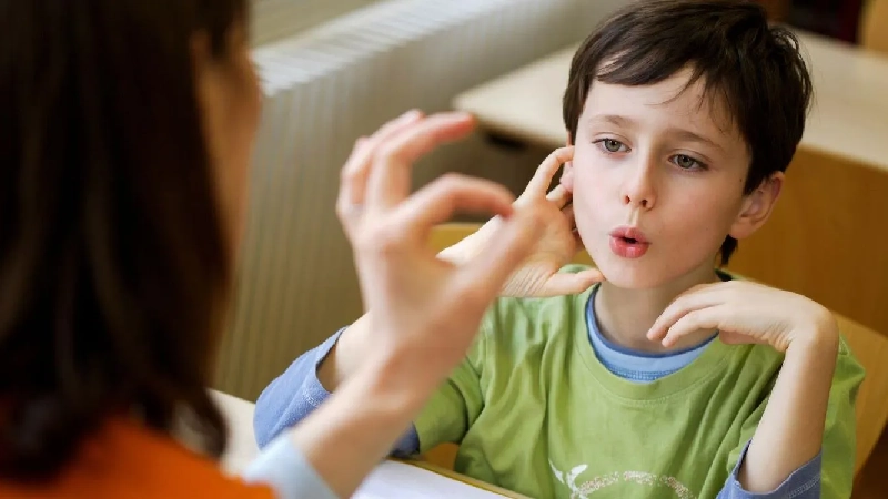 گفتار درمانی کودکان کم شنوا