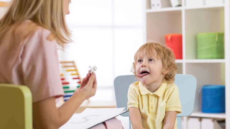 گفتار درمانی کودکان کم شنوا